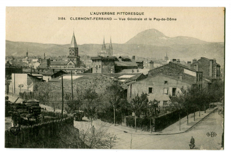 Carte postale ancienne Puy-de-Dôme Clermont-Ferrand Vue générale et le Puy-de-Dôme animé à Clermont-Ferrand