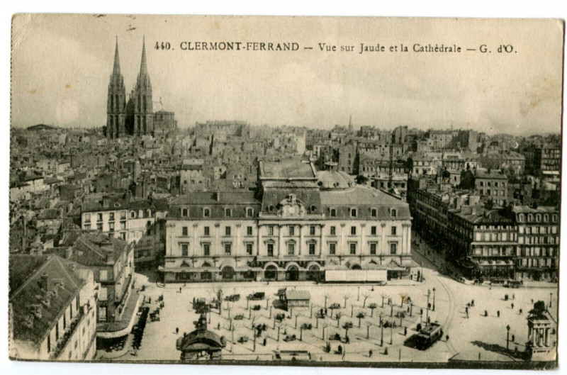 Carte postale ancienne Puy-de-Dôme Clermont-Ferrand Vue sur Jaude et la Cathedrale à Clermont-Ferrand