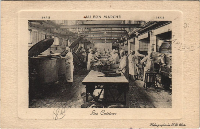 Carte postale ancienne Paris Au Bon Marhce Les Cuisines à Paris 7e