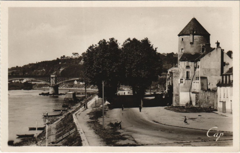 Carte postale ancienne Nevers Tour Goguin Quai de Loire à Nevers