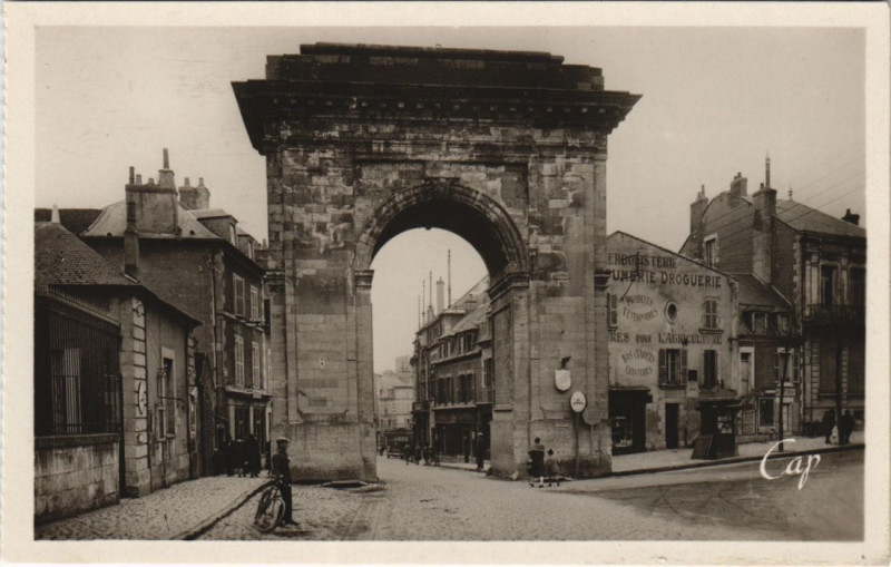 Carte postale ancienne Nevers Porte de paris à Nevers