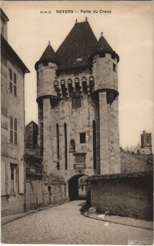 Carte postale ancienne Nevers Porte du Croux à Nevers