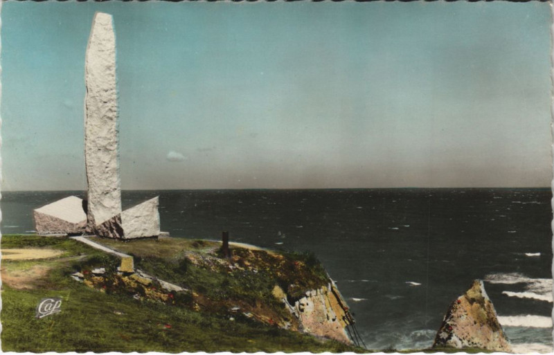 Carte postale ancienne Grandcamp-les-Bains Le Monument de la Pointe du Hoc