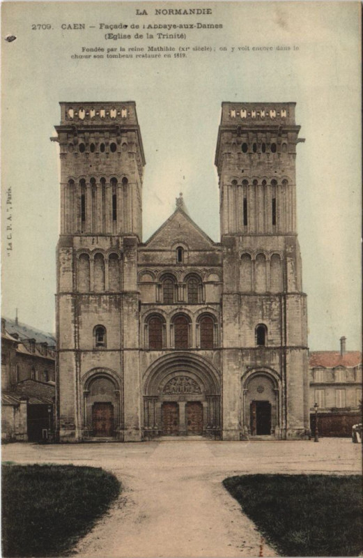 Carte postale ancienne Caen Facade de l'Abbaye-aux-Dames - Eglise de la Trinite à Caen