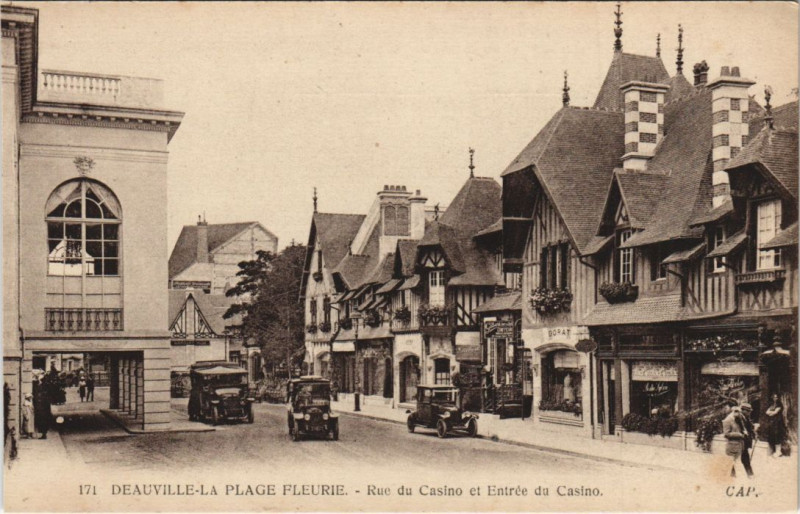 Carte postale ancienne Deauville Rue du Casino et Entree du Casino à Deauville
