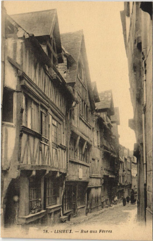 Carte postale ancienne Lisieux Rue aux Fevres à Lisieux
