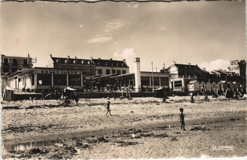 Carte postale ancienne Luc-sur-Mer La Plage à Luc-sur-Mer