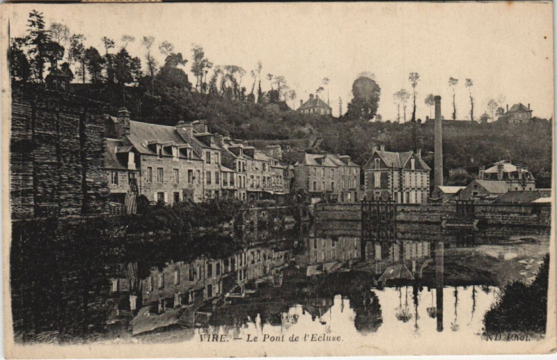 Carte postale ancienne Vire Le Pont de l'Ecluse
