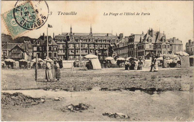 Carte postale ancienne Trouville-sur-Mer La Plage et l'Hotel de Paris à Trouville-sur-Mer