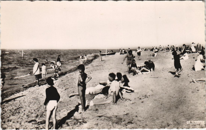 Carte postale ancienne Ouistreham Riva-Bella - La Plage à Ouistreham