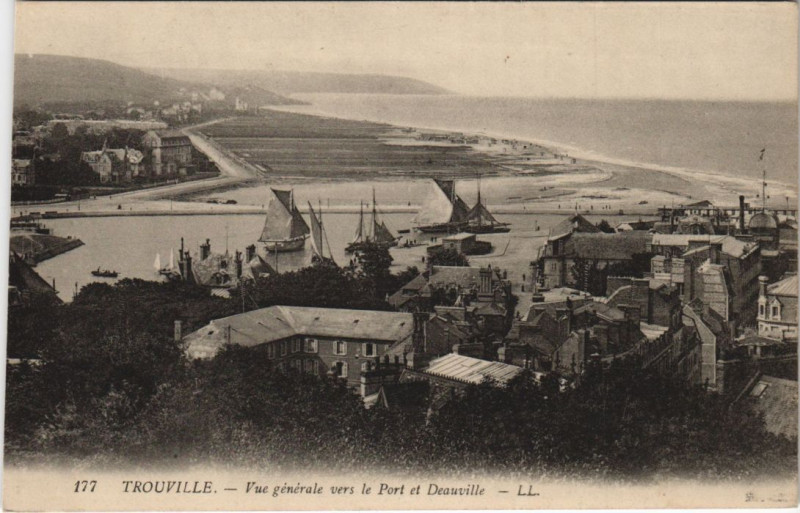 Carte postale ancienne Trouville-sur-Mer Vue Generale vers le Port et Deauville à Deauville