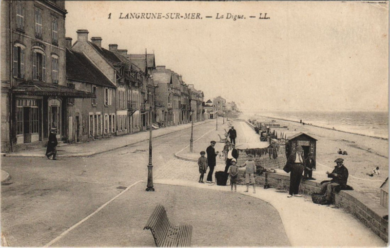 Carte postale ancienne Langrune-sur-Mer La Digue à Langrune-sur-Mer