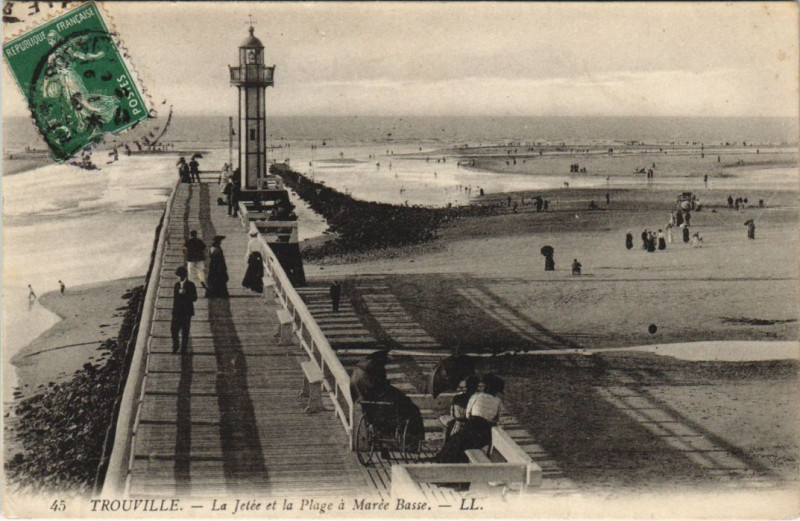 Carte postale ancienne Trouville-sur-Mer La Jetee et la Plage a Maree Basse à Trouville-sur-Mer