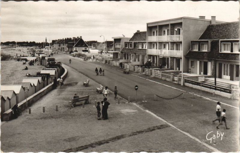 Carte postale ancienne Courseulles-sur-Mer Boulevard de la Plage à Courseulles-sur-Mer