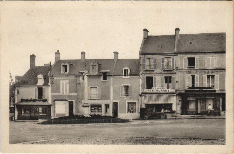 Carte postale ancienne Courseulles-sur-Mer Place de la Mairie à Courseulles-sur-Mer