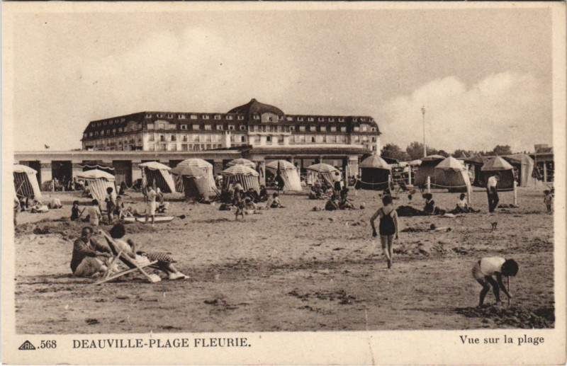 Carte postale ancienne Deauville Vue sur la Plage à Deauville