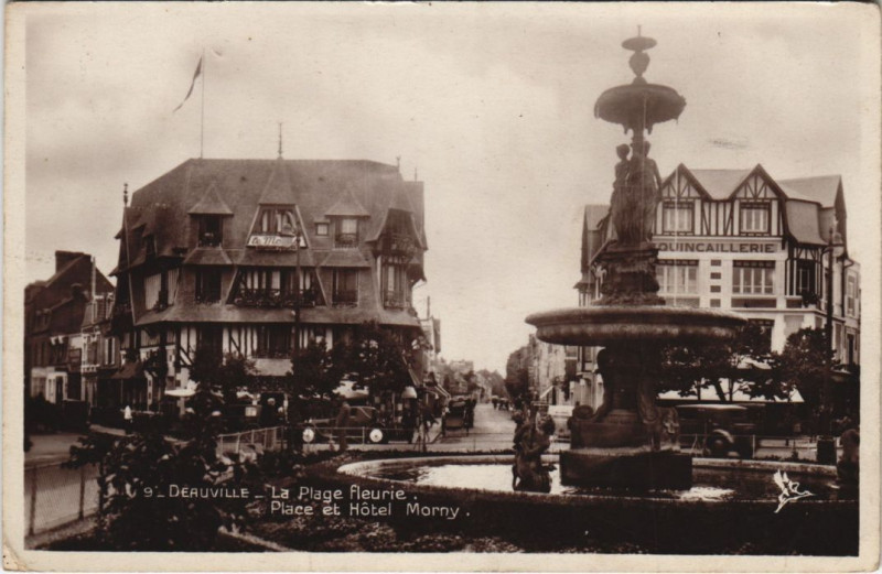 Carte postale ancienne Deauville Place et Hotel Morny à Deauville