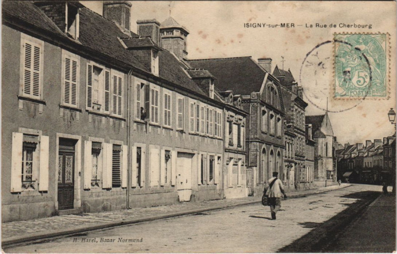 Carte postale ancienne Isigny-sur-Mer La Rue de Cherbourg à Isigny-sur-Mer