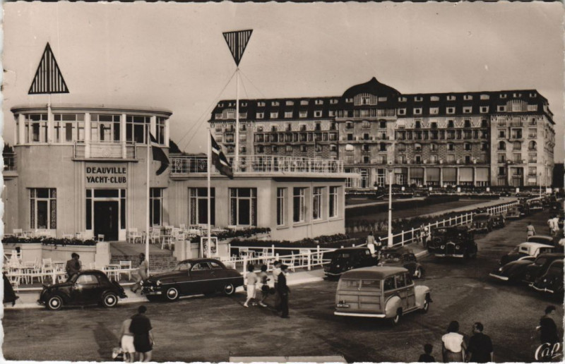 Carte postale ancienne Deauville Le Yacht-Club et l'Hotel Royal à Deauville