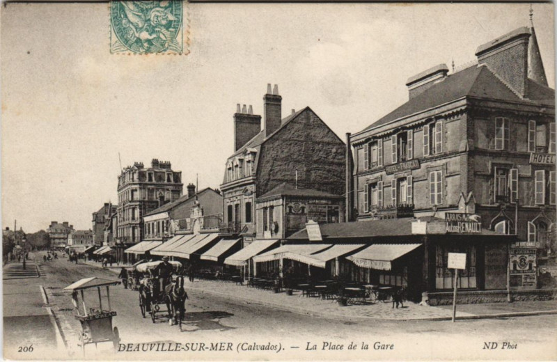 Carte postale ancienne Deauville La Place de la Gare à Deauville