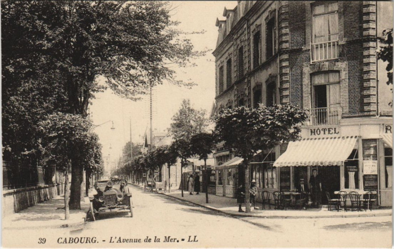 Carte postale ancienne Cabourg L'Avenue de la Mer à Cabourg