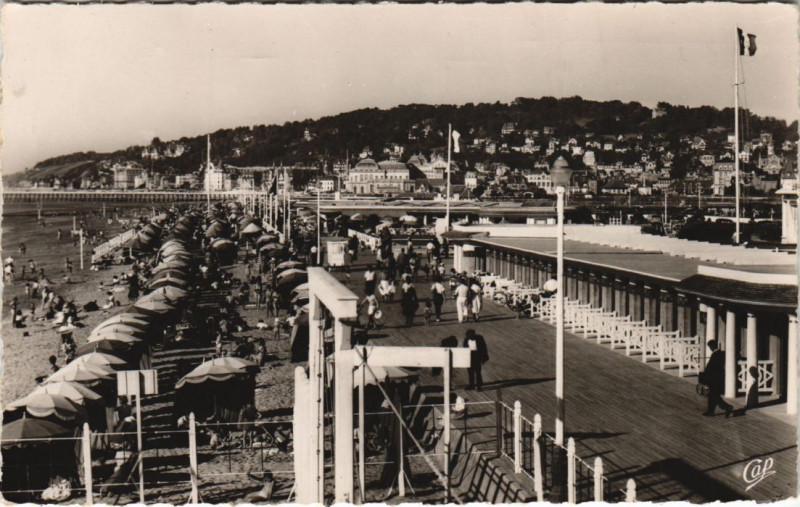 Carte postale ancienne Deauville Vue d'Ensemble sur la Plage et la Ville à Deauville