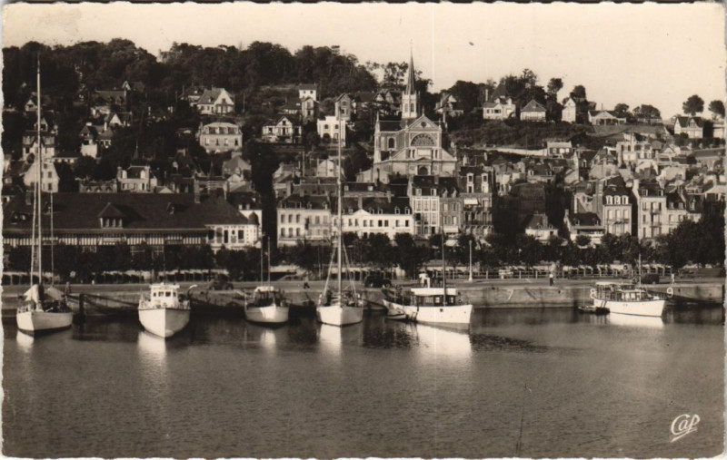 Carte postale ancienne Trouville-sur-Mer Deauville - Le Bassin des Yachts à Deauville