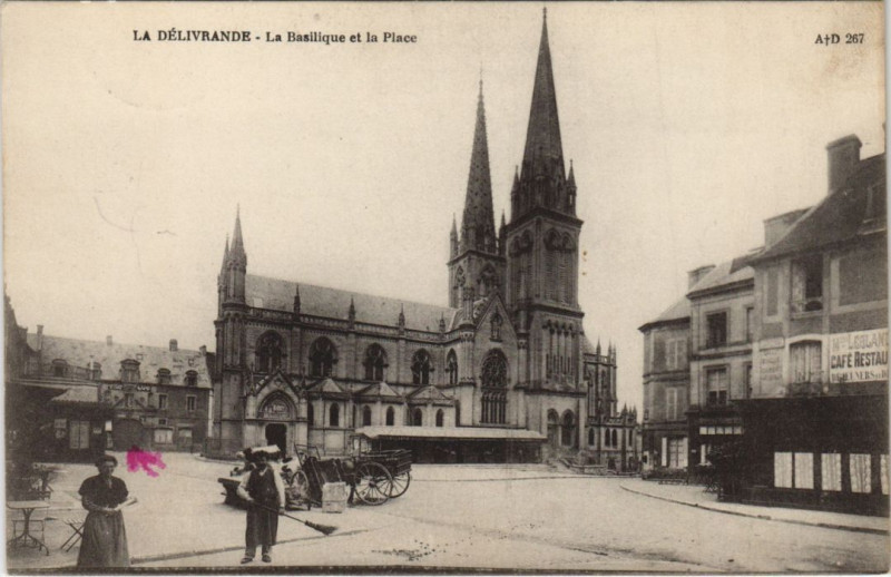 Carte postale ancienne La Delivrande La Basilique et la Place