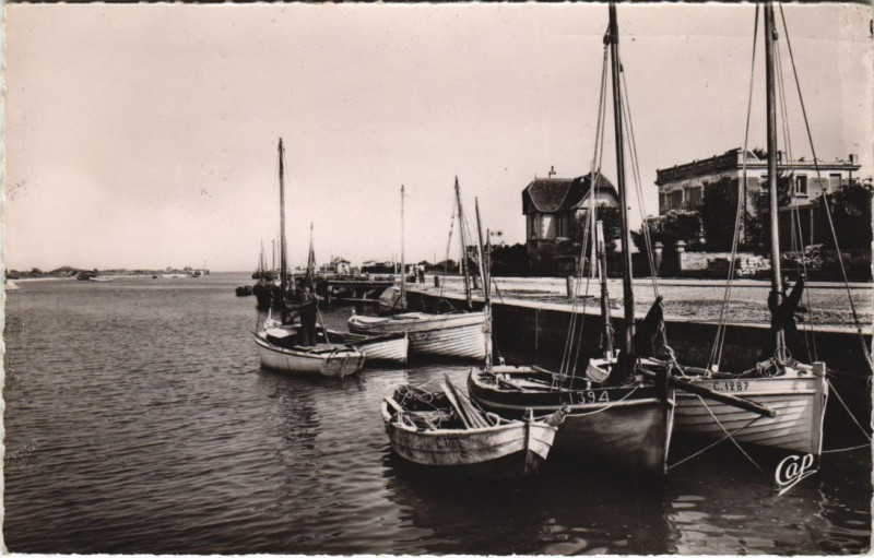 Carte postale ancienne Courseulles-sur-Mer Le Port à Courseulles-sur-Mer