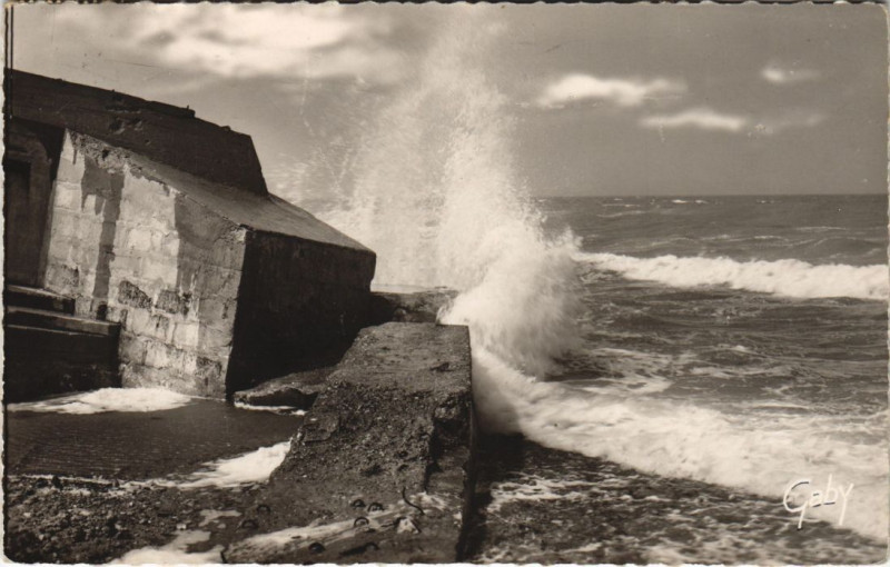 Carte postale ancienne Graye-sur-Mer Effet de Vague à Graye-sur-Mer