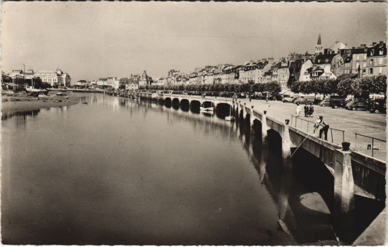 Carte postale ancienne Trouville-sur-Mer Le Quai Fernand-Montreaux et la Touques à Touques