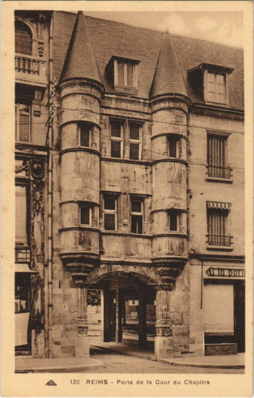 Carte postale ancienne Reims Porte de la Cout du Chapitre à Reims