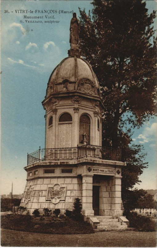 Carte postale ancienne Vitry-Le-Francois Monument Votif