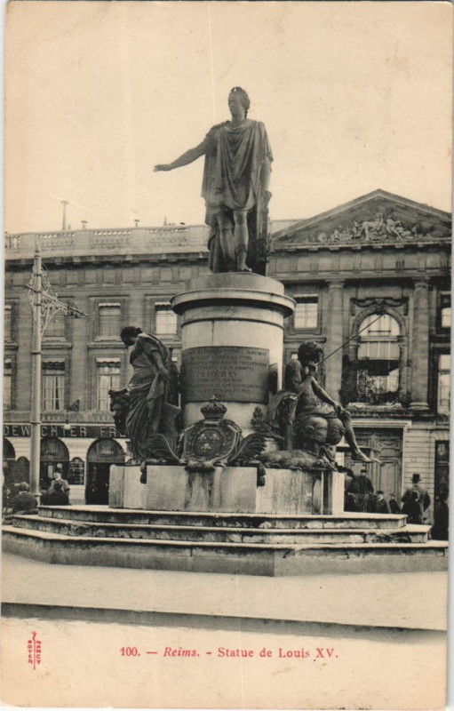 Carte postale ancienne Reims Statue de lOuis Xv à Reims