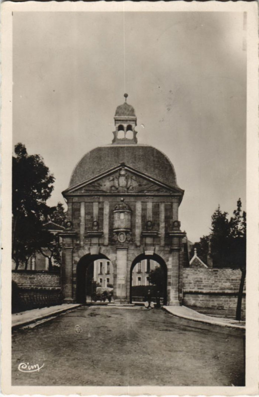 Carte postale ancienne Langres porte des Moulins à Langres
