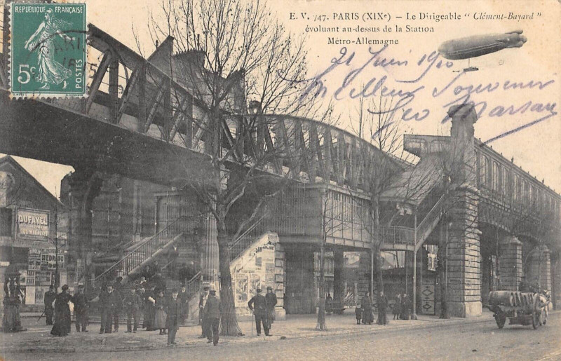 Carte postale ancienne Le Dirigeable Clément Bayard évoluant au-dessus de la Station Métro-Allemagne à Paris 10e