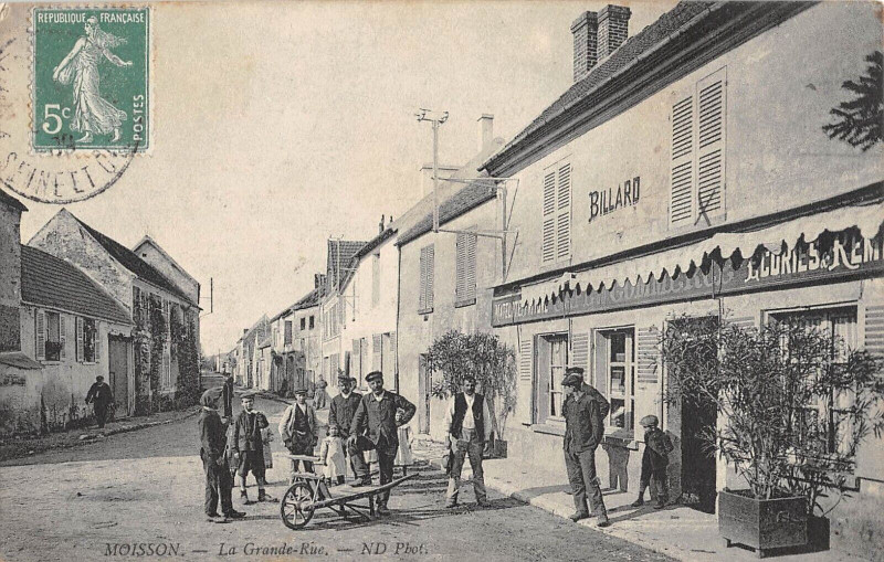 Carte postale ancienne Moisson La Grande Rue - Billard Cafe Du Commerce à Moisson