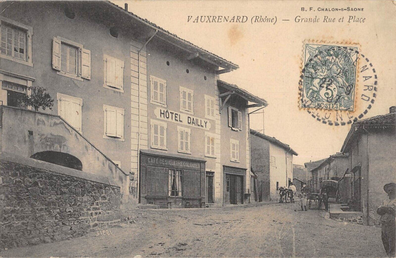 Carte postale ancienne Vauxrenard Grande Rue Et Place - Cafe Des Quatre Colonnes Hotel à Vauxrenard