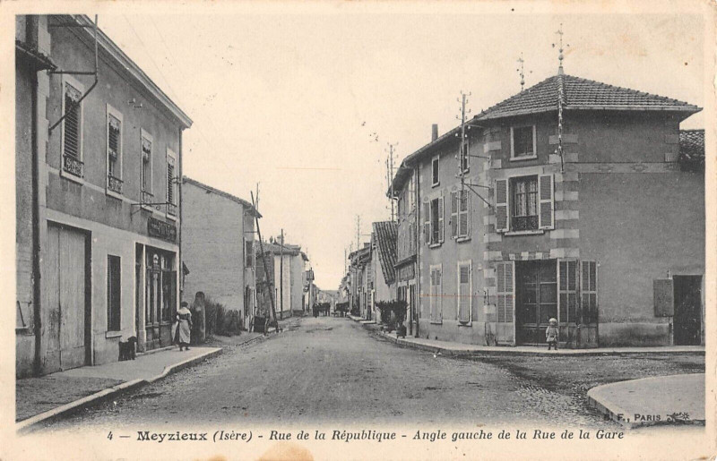 Carte postale ancienne Meyzieux Rue De La Republique Angle Gauche De La Rue De La Gare - rare à Meyzieu