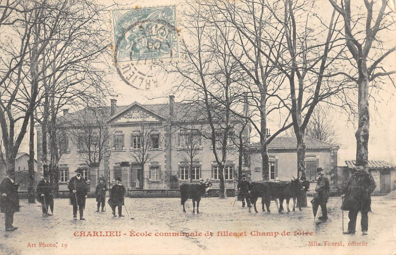 Carte postale ancienne Charlieu Ecole Communale De Filles Et Champ De Foire à Charlieu