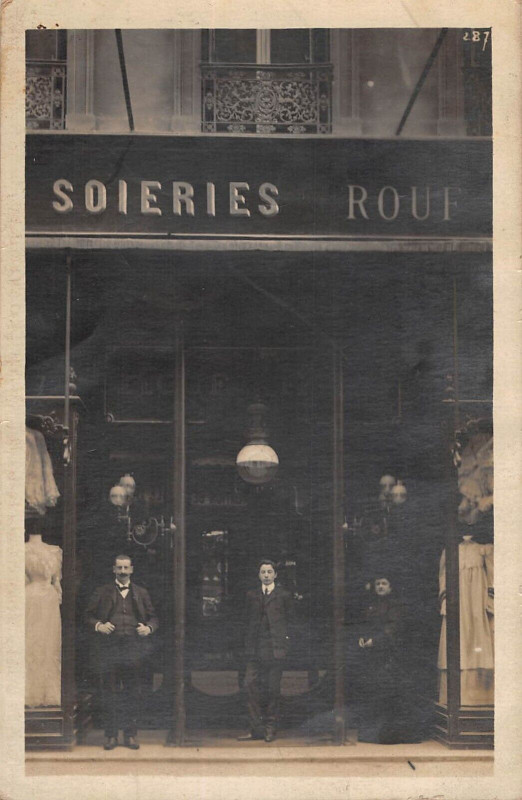 Carte postale ancienne Marseille Carte Photo De La Devanture Du Magasin De Soieries Rouf à Marseille