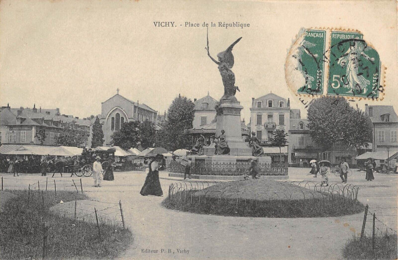 Carte postale ancienne Vichy Place De La Republique à Vichy