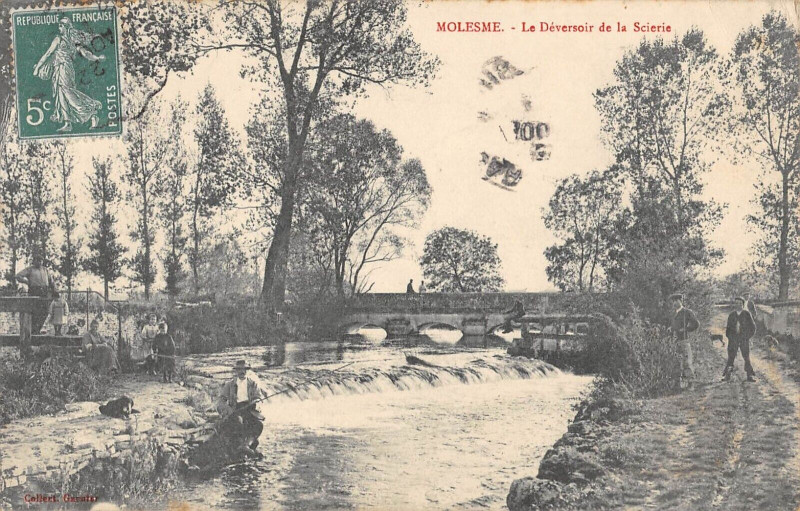 Carte postale ancienne Molesme Le Deversoir De La Scierie / Peche A La Ligne à Molesme