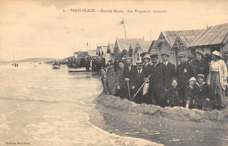 Carte postale ancienne Paris Plage Grande Maree Les Baigneurs Resistent