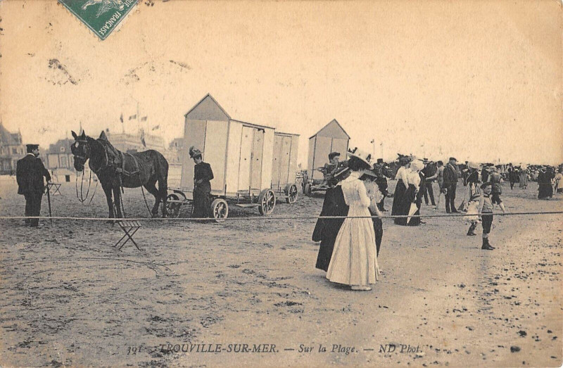 Carte postale ancienne Trouville Sur Mer Sur La Plage (cliché rare à Trouville-sur-Mer