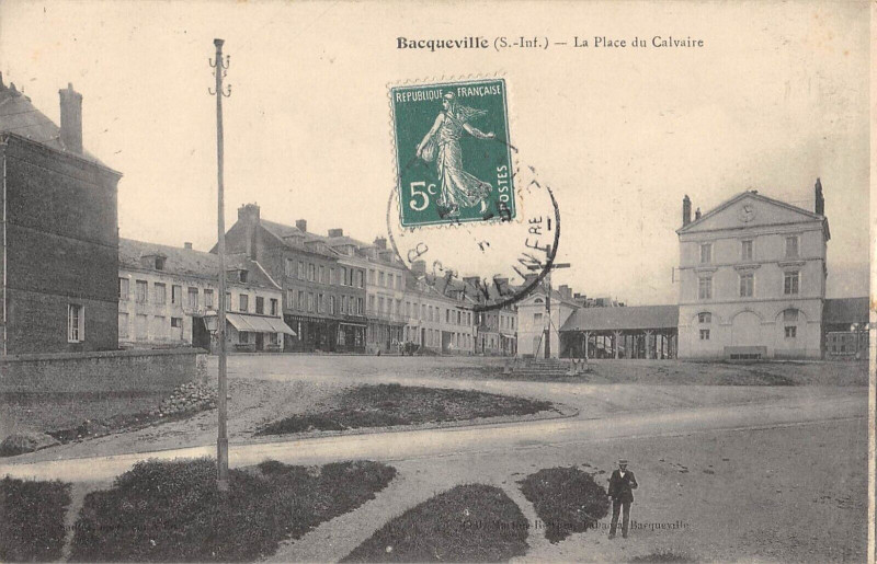 Carte postale ancienne Bacqueville La Place Du Calvaire