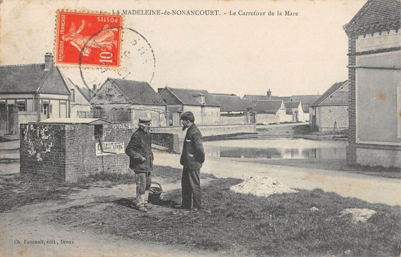 Carte postale ancienne La Madeleine De Nonancourt Le Carrefour De La Mare à La Madeleine-de-Nonancourt