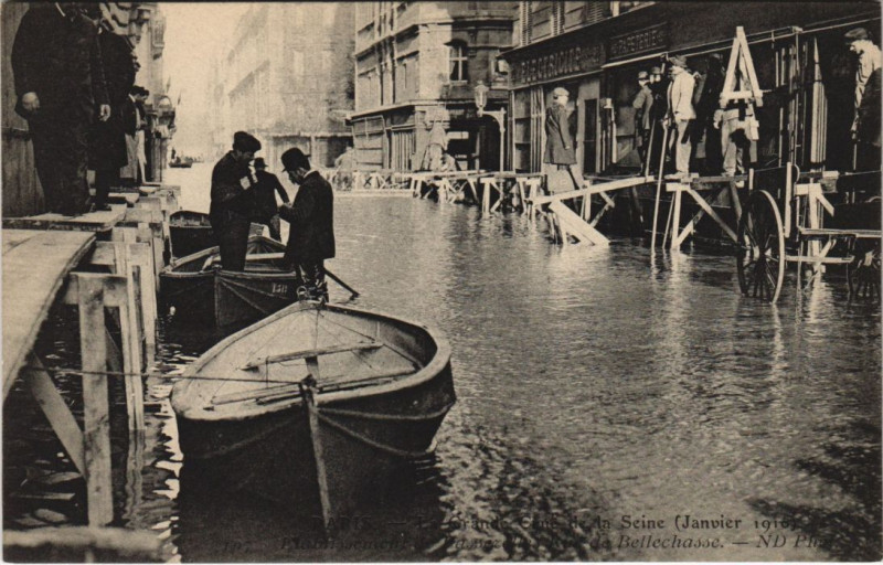 Carte postale ancienne Inondations 1910 Paris Rue de Bellechasse