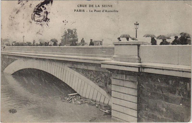 Carte postale ancienne Crue de la Seine - Le Pont d'Austerlitz à Paris 12e
