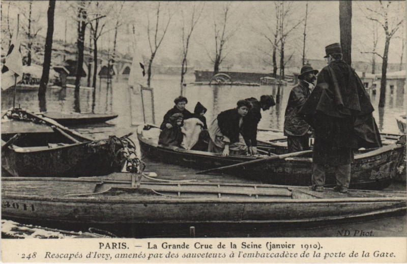 Carte postale ancienne Inondations 1910 Paris Rescapes d'Ivry